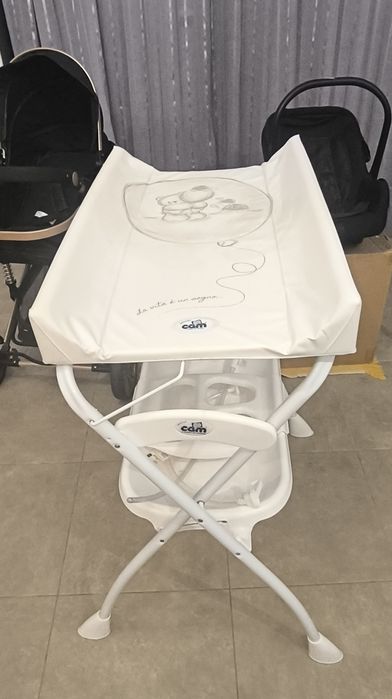 Carrinho de bebê como novo 3 em 1 + banheira e muda fraldas.