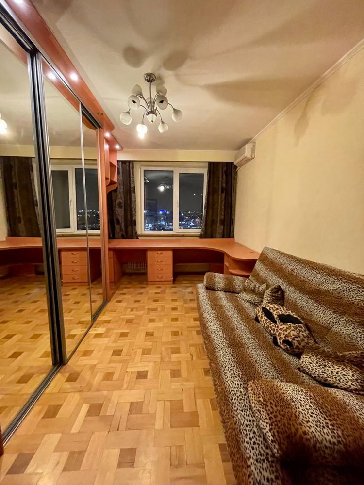 Продам 3 комнатную квартиру , метро Киевская