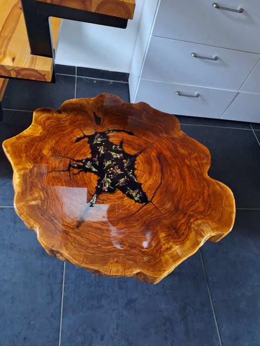 Stolik kawowy z drewna i żywicy – unikat, handmade