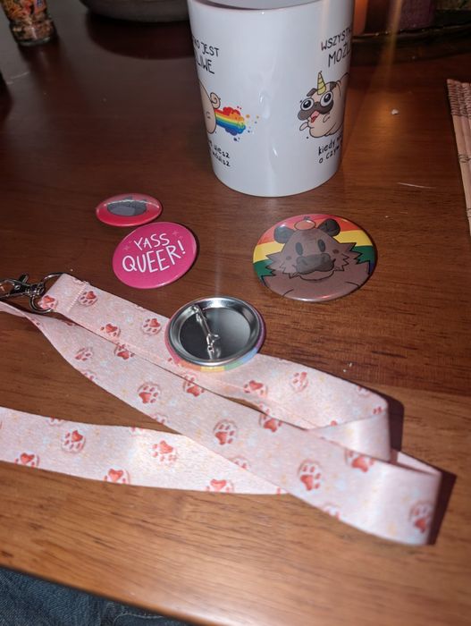 Kubek, smycz i przypinki LGBT