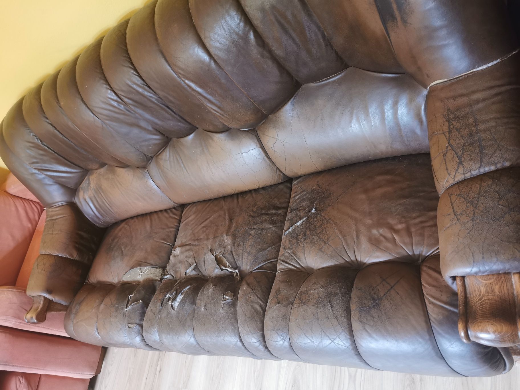 Skórzana sofa do renowacji