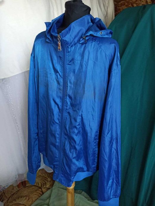 Мужская синяя ветровка р -50 (XL) на подкладке в сеточку .