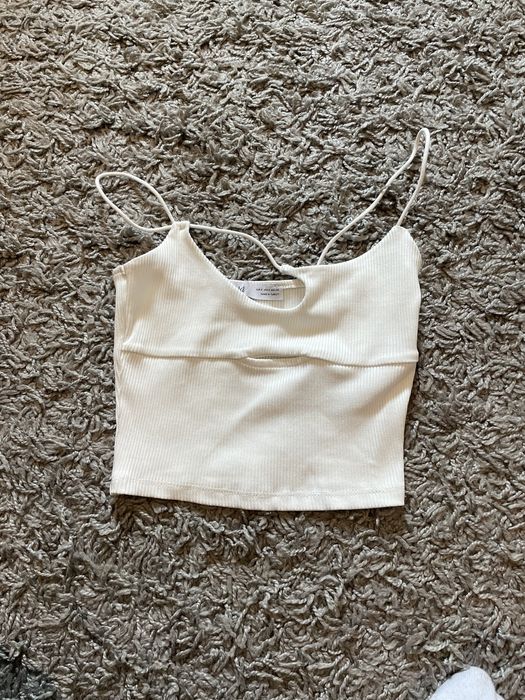 biały top na ramiączka