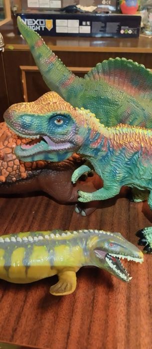 Игрушки. Динозавры и звери очень большие и маленькие. Бу