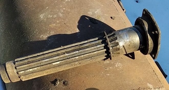 Вал промежуточный КПП трактора ЮМЗ 45-1701048