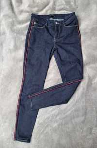Ciemno-granatowe jeansy z czerwoną lamówką, Massimo Dutti, rozm 40