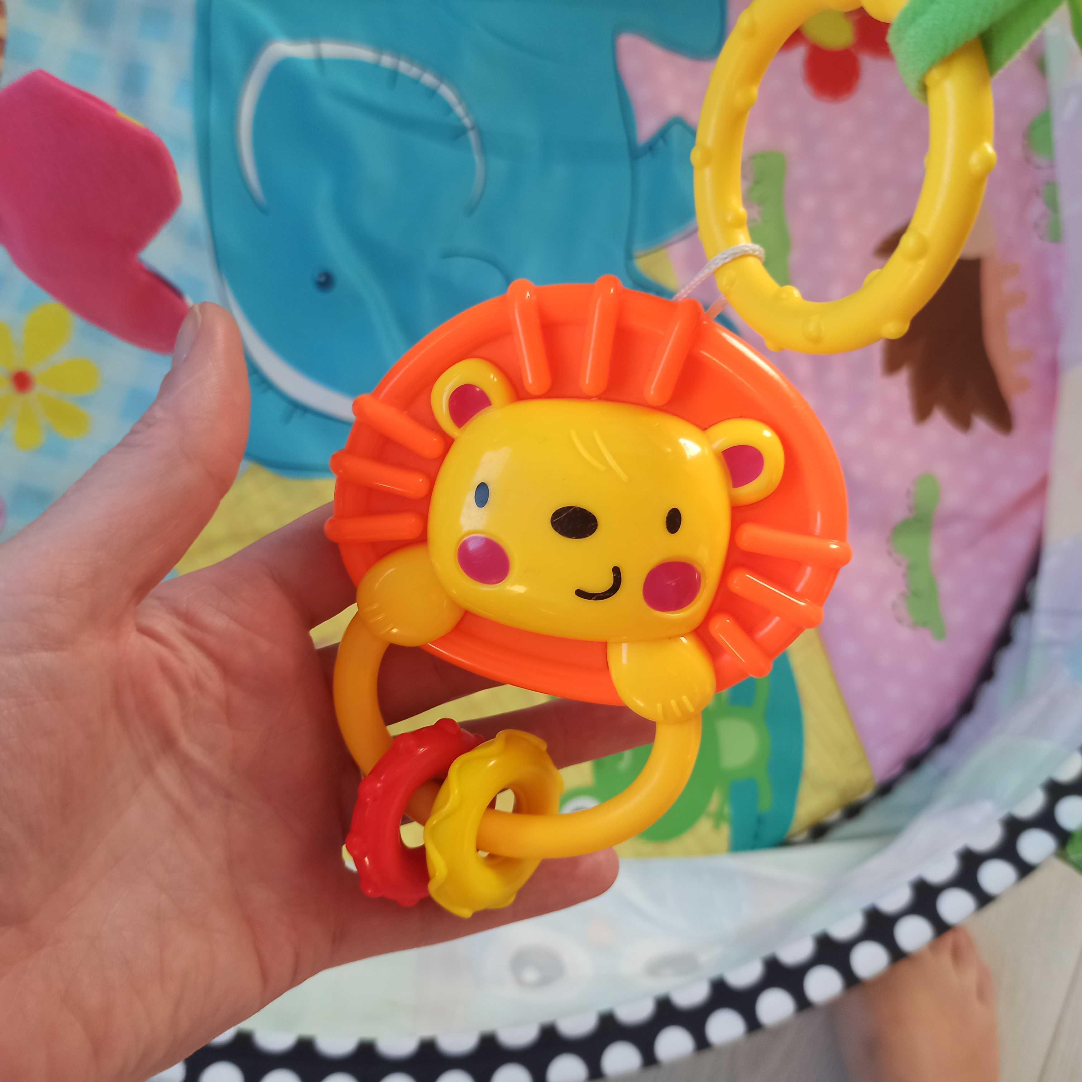 mata edukacyjna dla niemowlaka z pałąkami i zawieszkami zwierzątkami