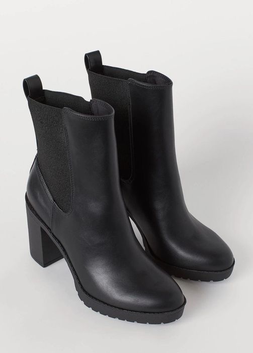 Осінні черевики зі штучної шкіри  з еластичними вставками з боків.