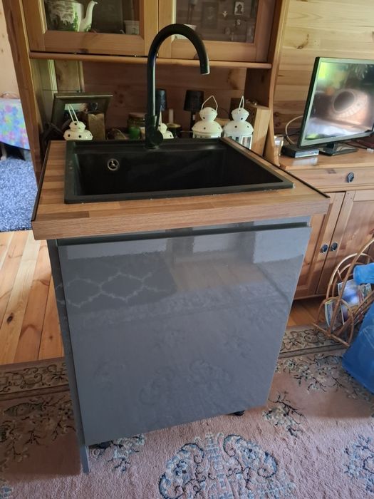 Szafka ze zlewem i bateria