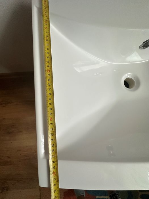 Wisząca szafka do łazienki