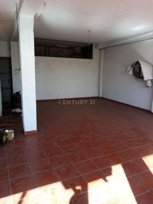 Arrecadação e lugar de garagem fechada no centro do Marco de Canaveses