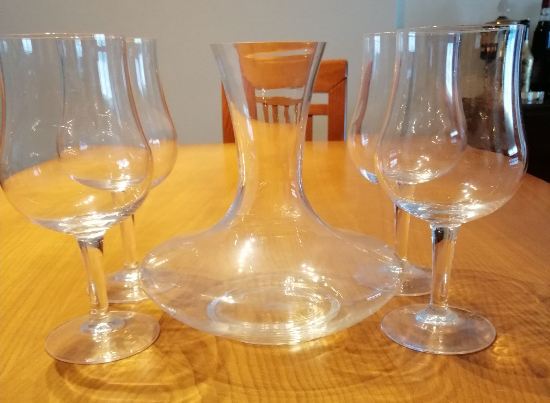 Decanter com copos de pé alto