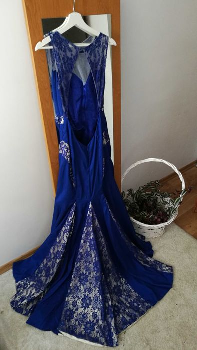 Piękna suknia rybka z trenem kolor chabrowy