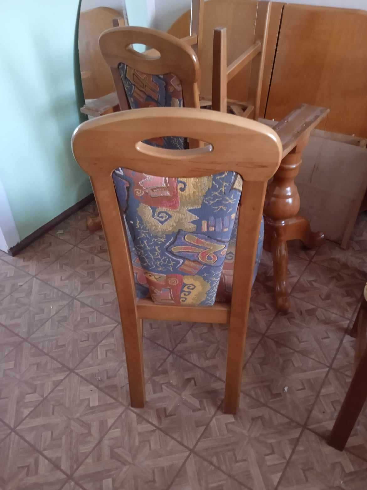 Duży stół i osiem krzeseł tanio sprzedam