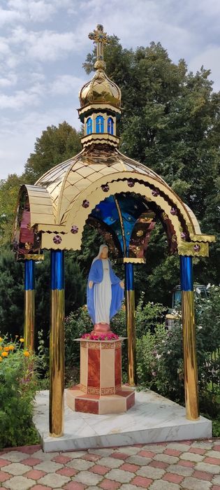 Капличка для Дому. Капличка біля хати. Куполи накриття Матері Божої та