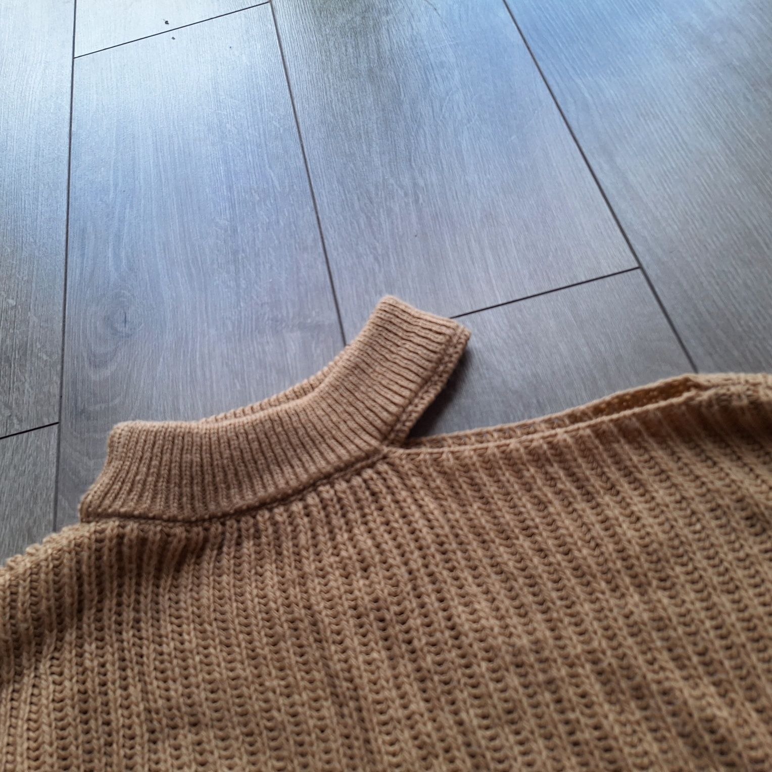 Sweter z golfem i odkrytym ramieniem
