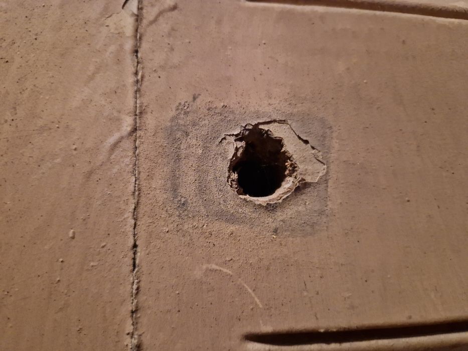 Drewniane kamieniczne skrzydło drzwiowe solidnie zamalowane olejnicą