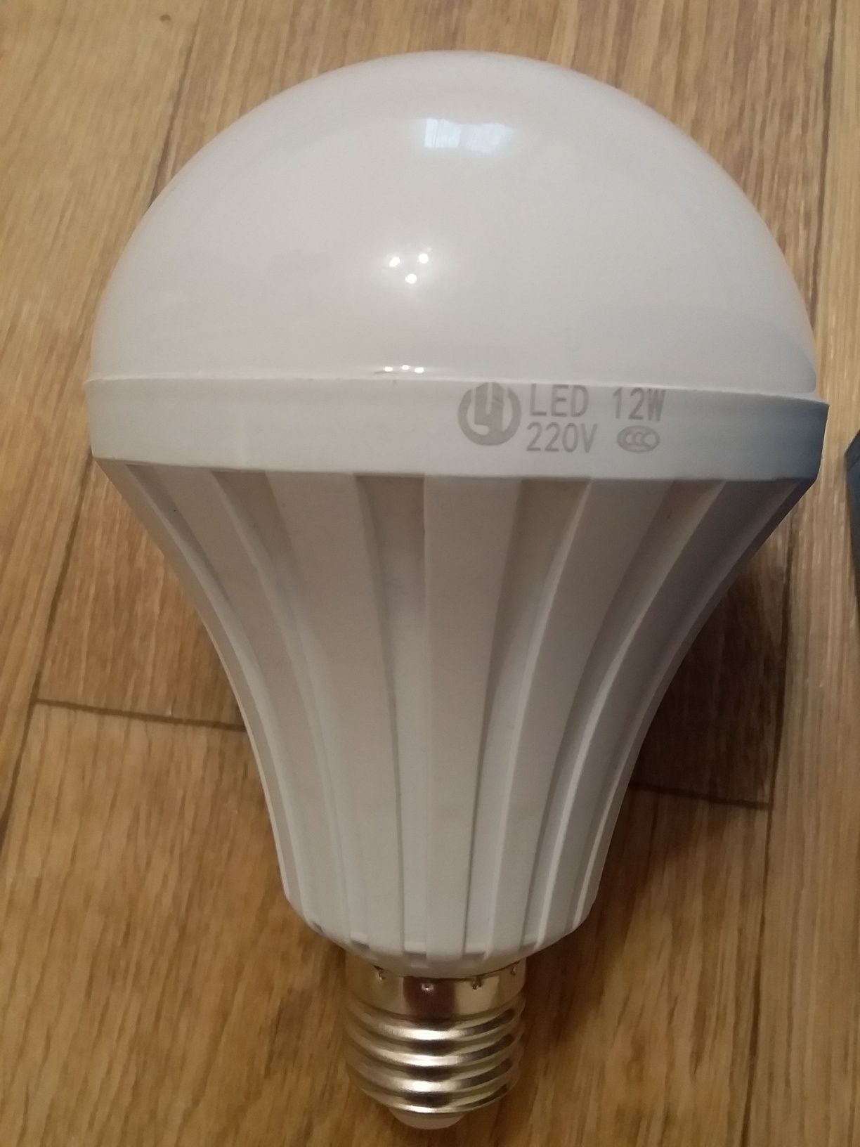 Лампочка з аккумулятором Led 12 W, лампа аварійна