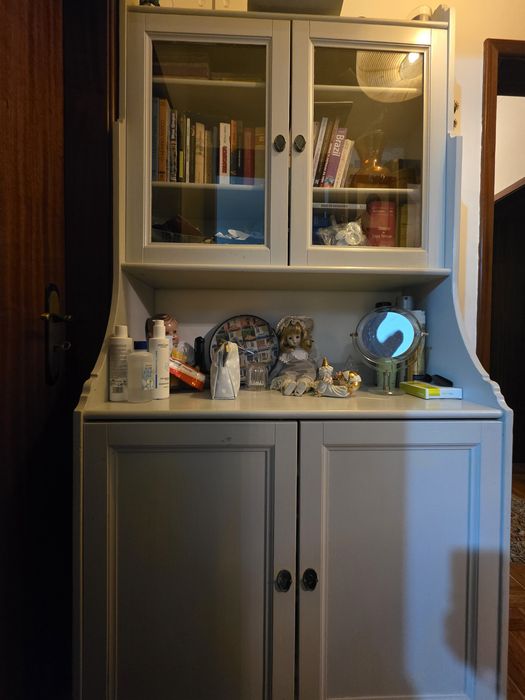 Móvel branco de apoio