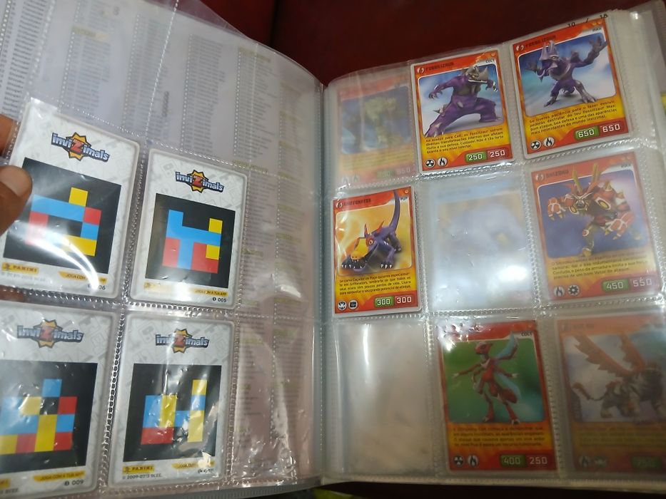 Caderneta Invizimals incompleta