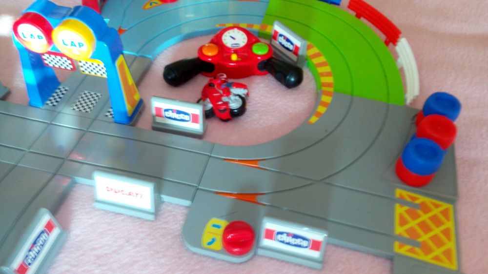 Pista Ducati chicco com motas e comandos sem fio