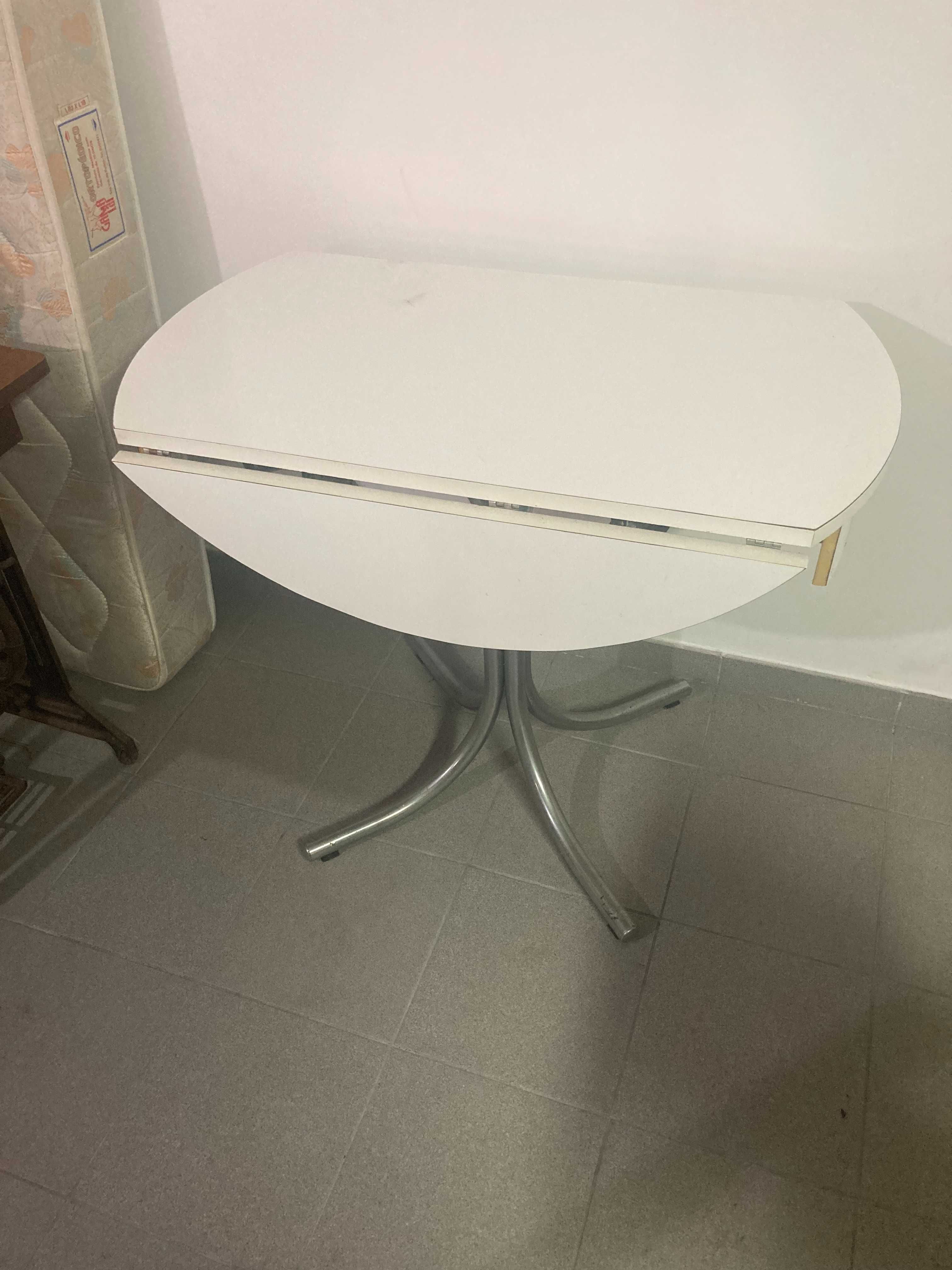 Mesa de cozinha branca