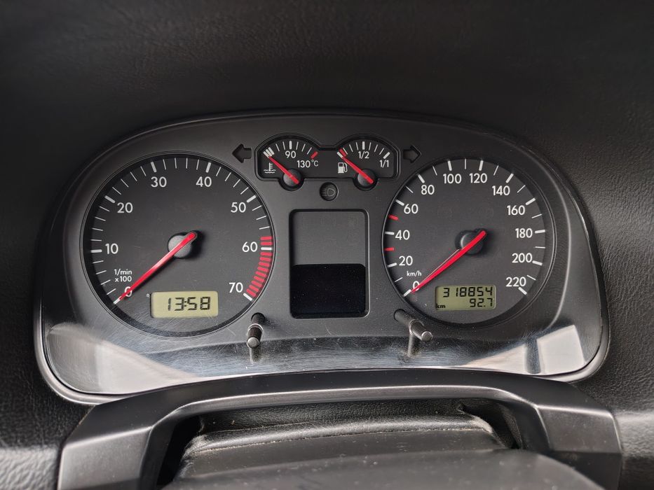 Фольсваген  GOLF 4  хетчбек 1.4  2001 г.