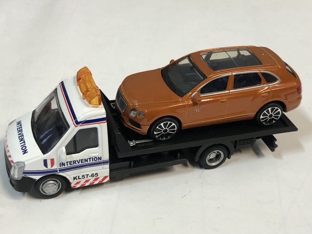 Vendo Reboque com Bentley Bentayga 1:43 da marca bBurago