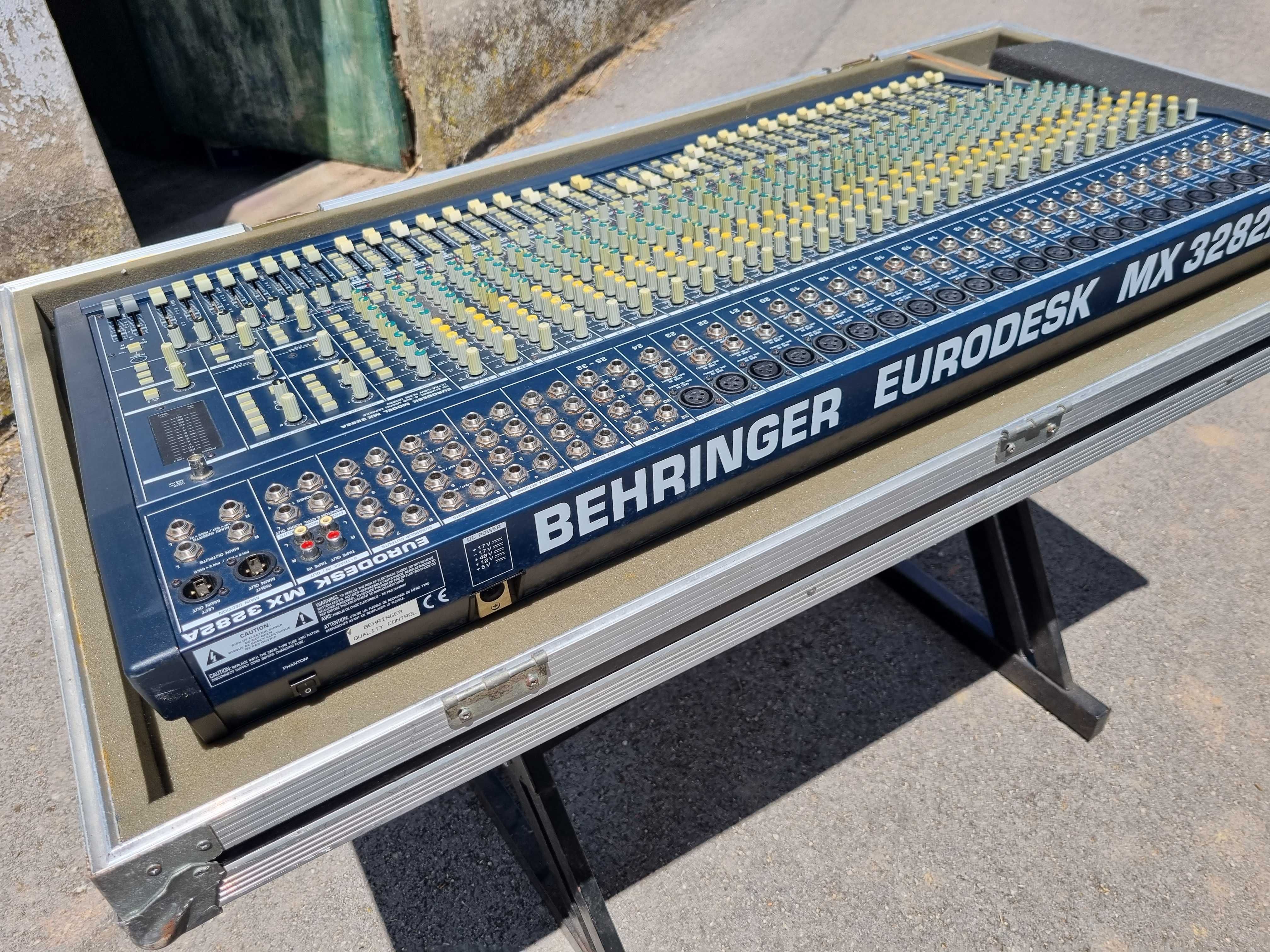 Mixer Behringer Eurodesk 3282 com Flightcase, 32/8 canais analógica