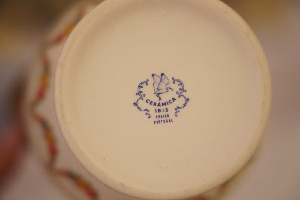 Elegante Jarro em Porcelana