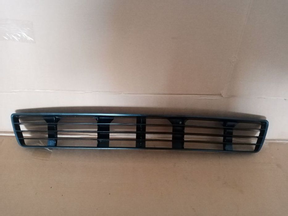 Kratka zderzaka przód przednia środkowa Audi A4 B5 8D0807683C