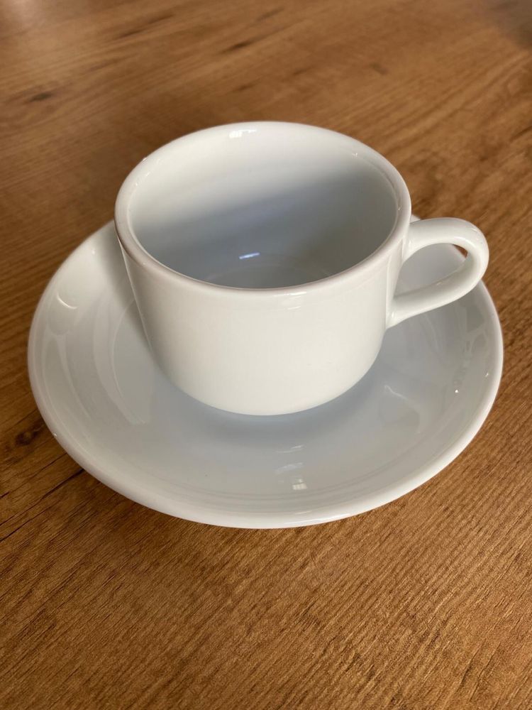 Conjunto de chavenas e pires de pequeno almoço