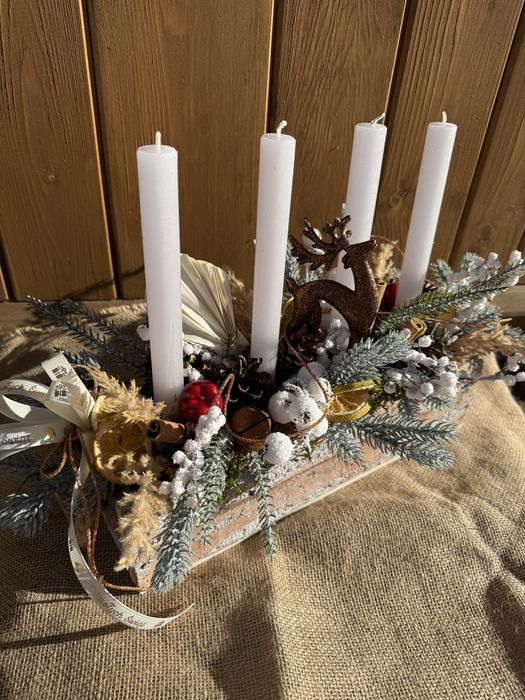 Stroik świąteczny ze świecami