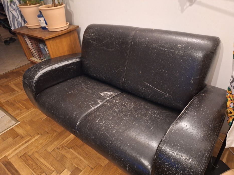 Niewielka kanapa skórzana