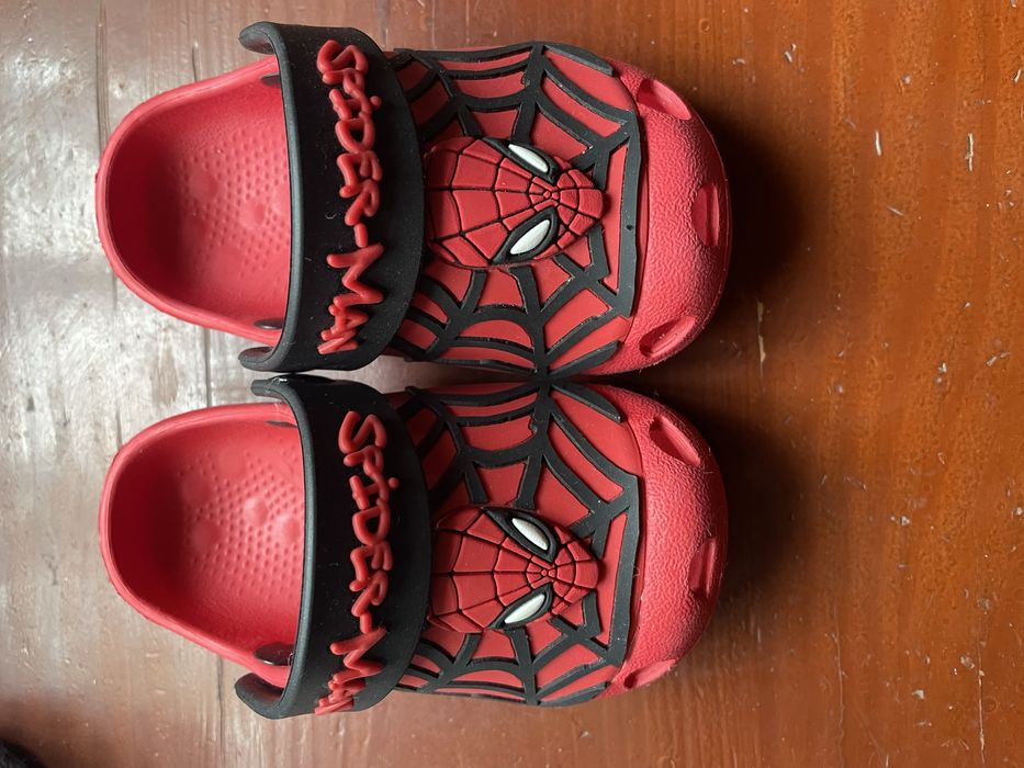 Продам червоні дитячі черевички/крокси/ на 6-7 місяців стан нових