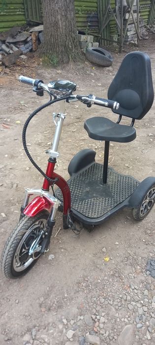 Elektryczny trójkołowiec z siedzeniem