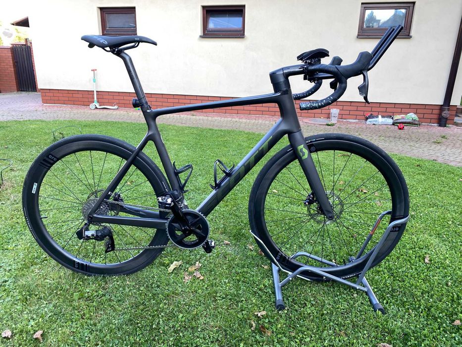 Rower Scott Addict RC 30, SRAM Rival eTap AXS, koła karbonowe, XL.