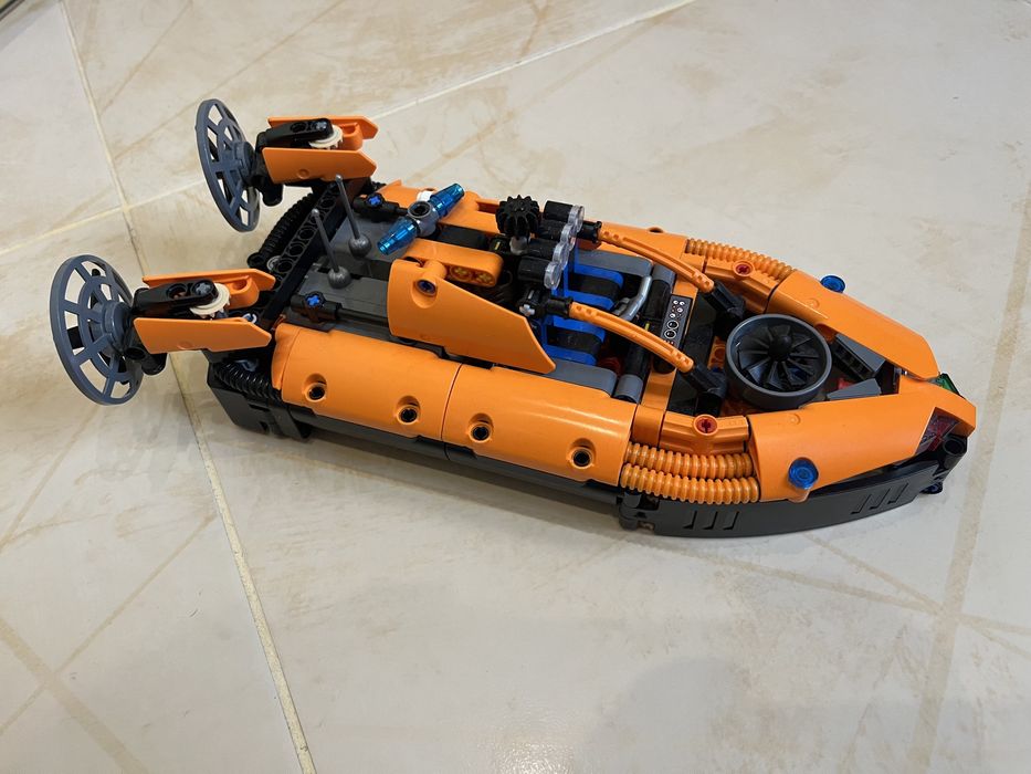 Lego Technic Рятувальне судно на повітряній подушці 42120