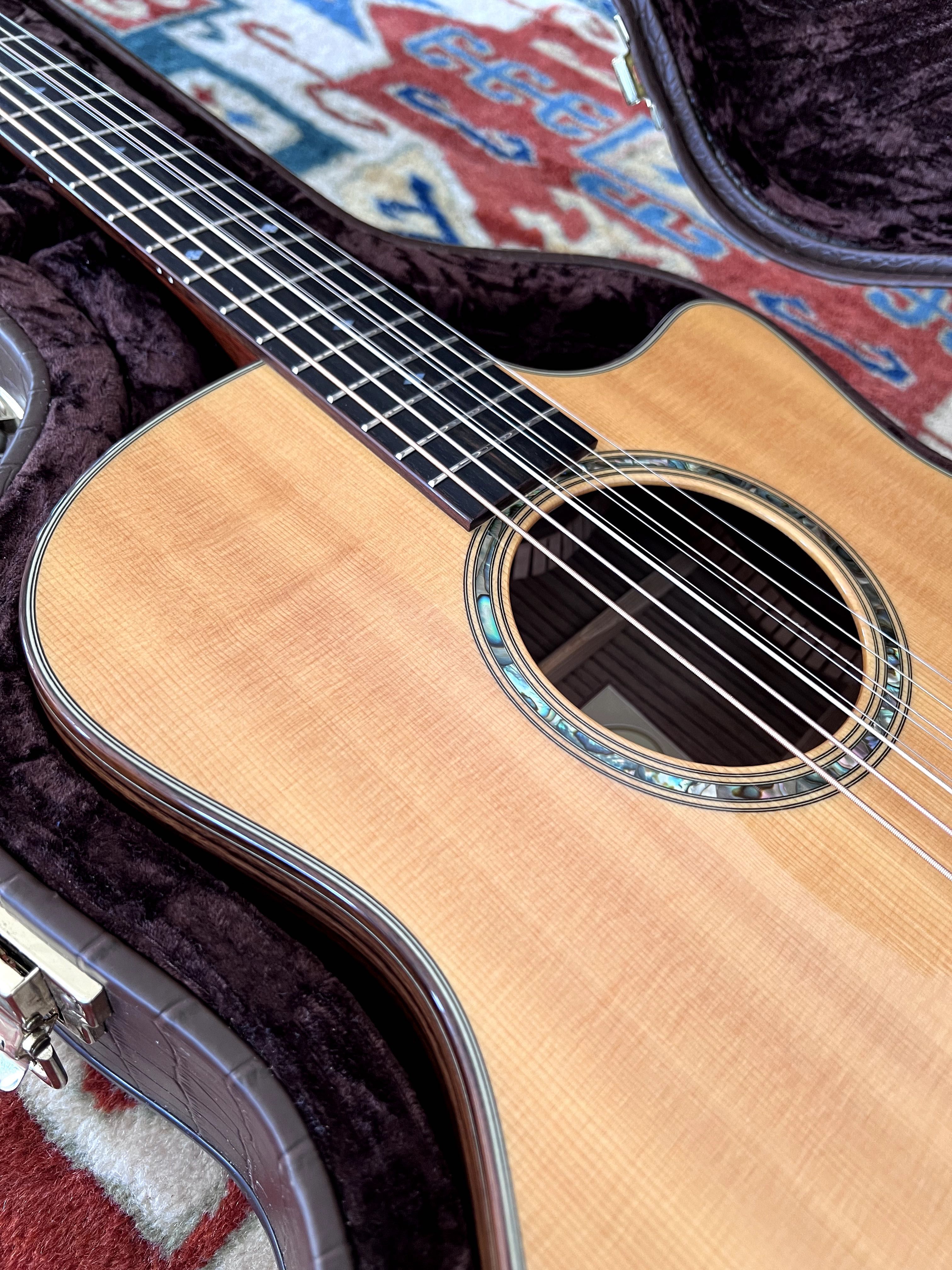 Taylor Custom Guitarra Barítono de 8 Cordas - Edição Especial