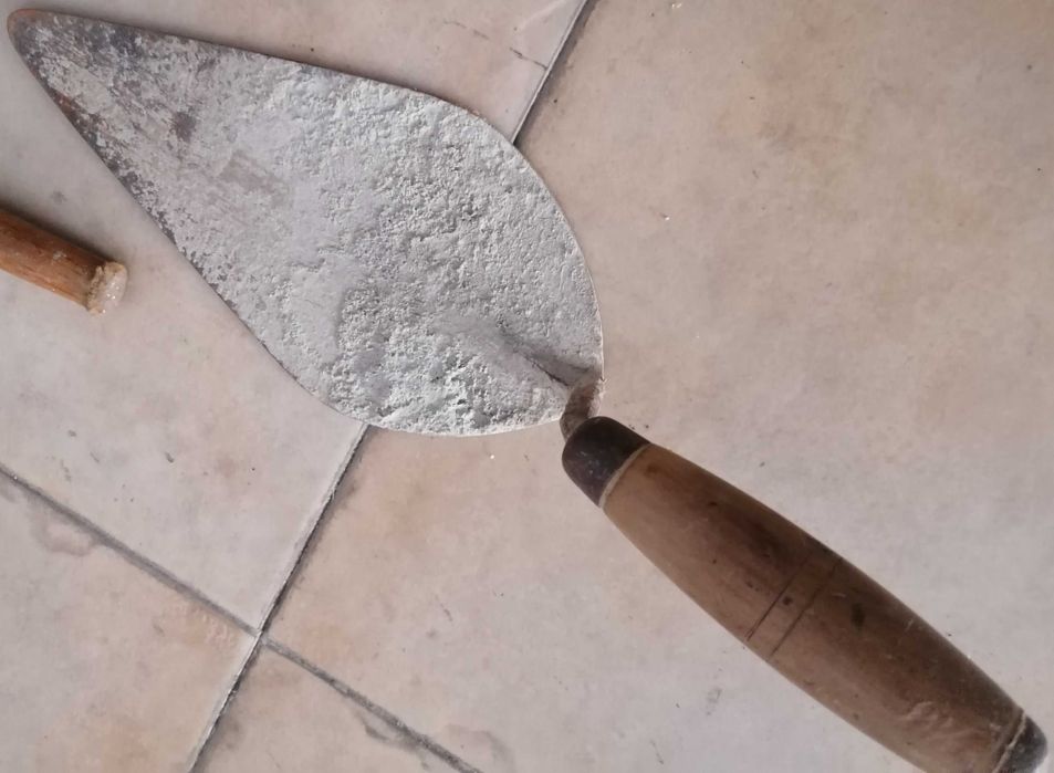 Martelos e colher de pedreiro, lote por 7€