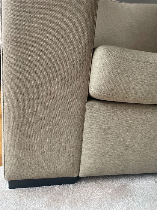 Dois sofás castanho claro