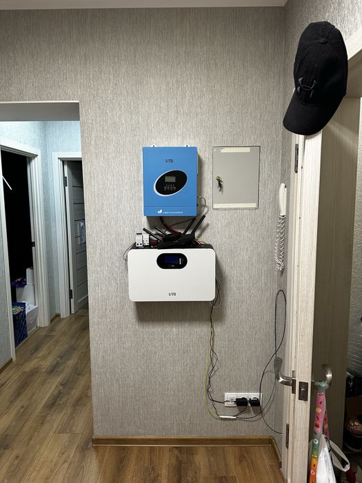 Гібридний  інвертор 4.6 та акб до нього 24 вольта