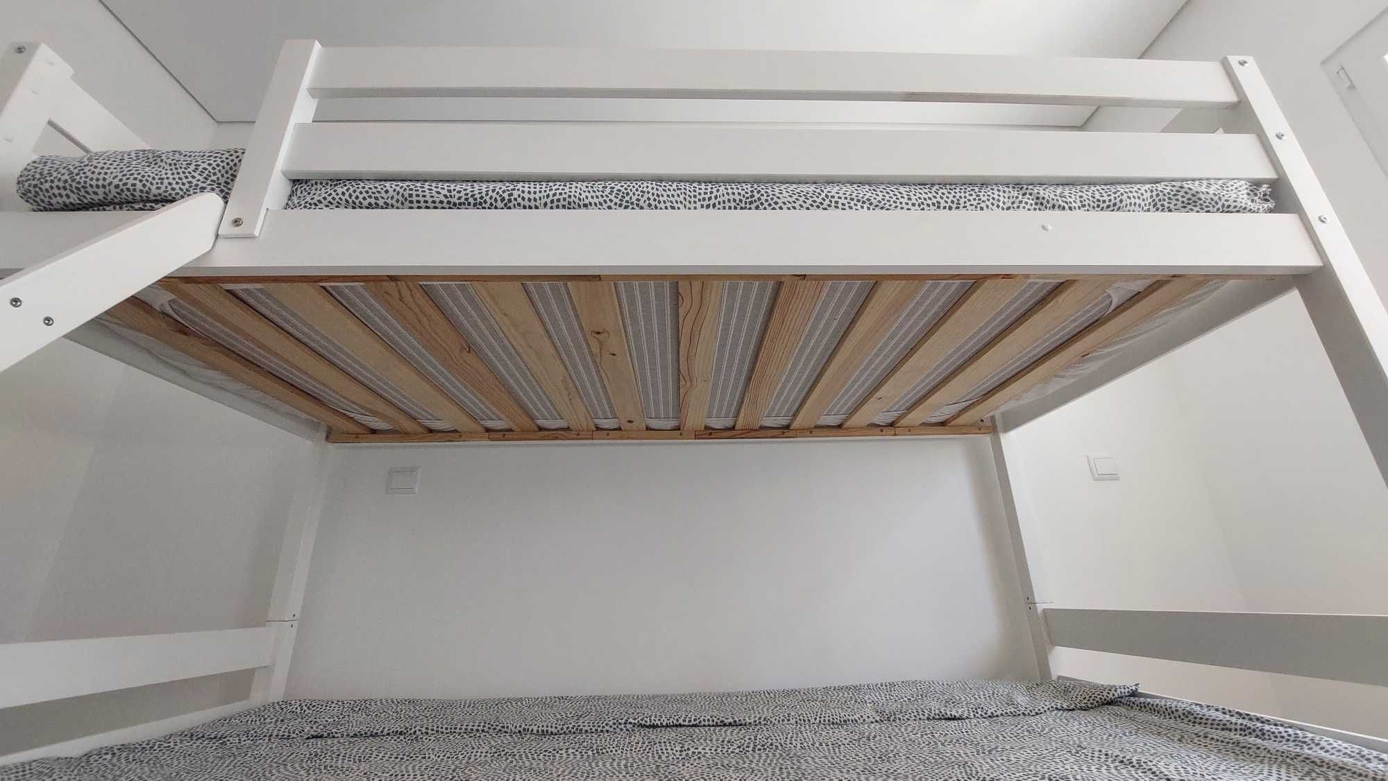 Beliche, com cama de solteiro e de casal (colchões incluídos)