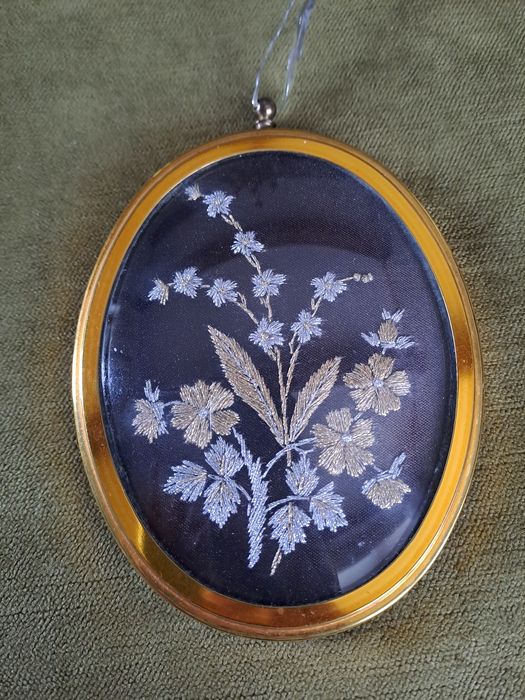 Stary haftowany obrazek gold silver and silk