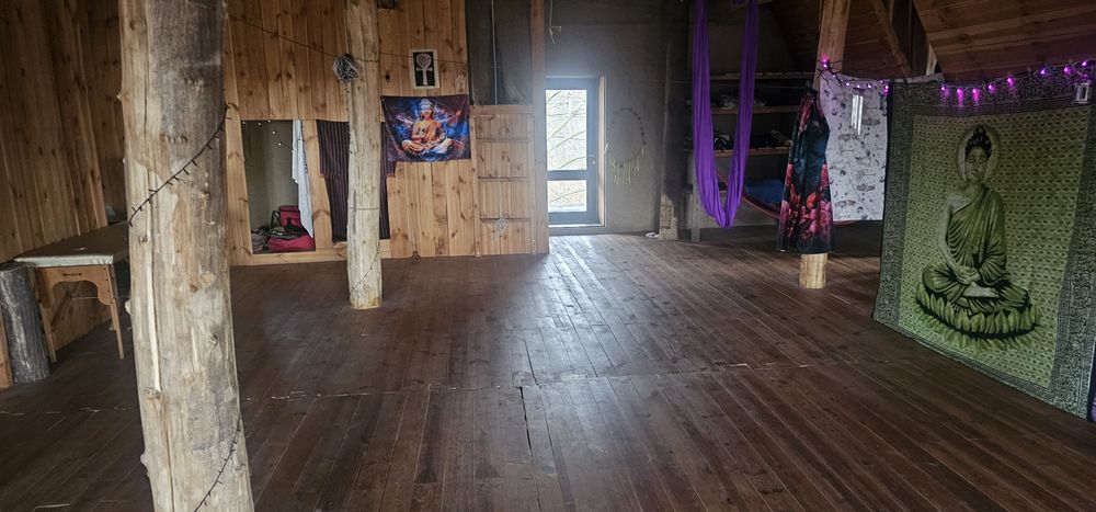 Каворкінг баня з кухнею і спальними капсулами і  харчевнею