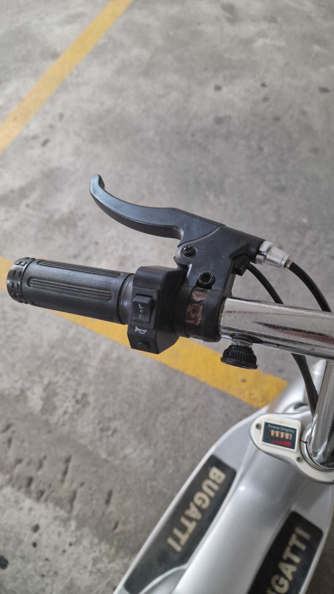 Mini scooter Elétrica Retro Cinzenta a Funcionar – precisa de baterias