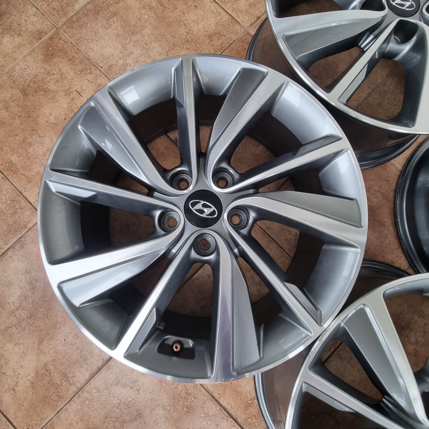 Диски Hyundai R18 5x114.3 7.5j ET49.5 ЦО67.1 оригінал