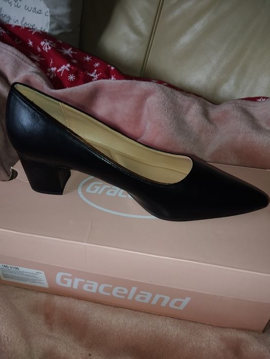 czarne buty na obcasie