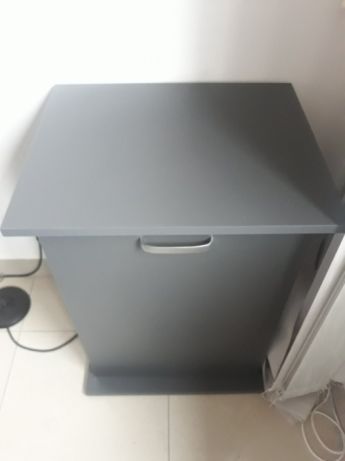 Sprzedam szafkę np. pod drukarkę -zamykana ,używana, bez zniszczeń