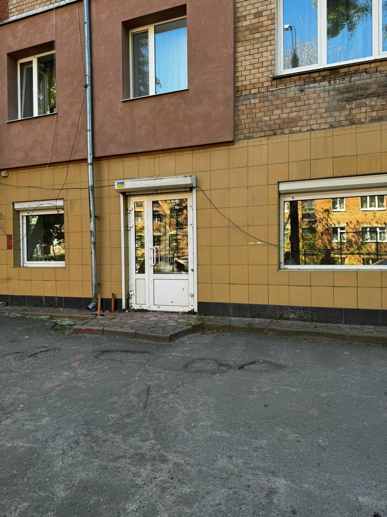 Приміщення Інститутська. Парковка! 1й поверх.